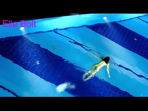 ❤️ No puedo dejar de mirar, joven rubia pillada nadando desnuda en la piscina del complejo ELLA BOLT ☑ Porno casero en es.milf300com.ru ❌️